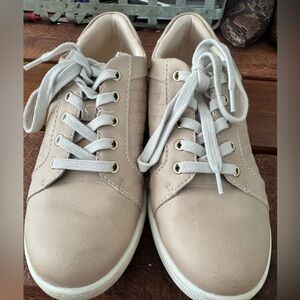 Trotters Beige Lace-Up Sneakers